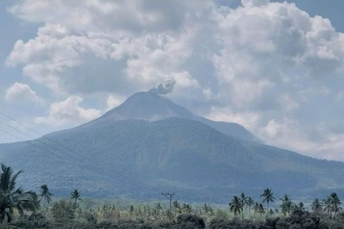 Erupsi setinggi 500-800 meter terjadi di puncak gunung Lewotobi