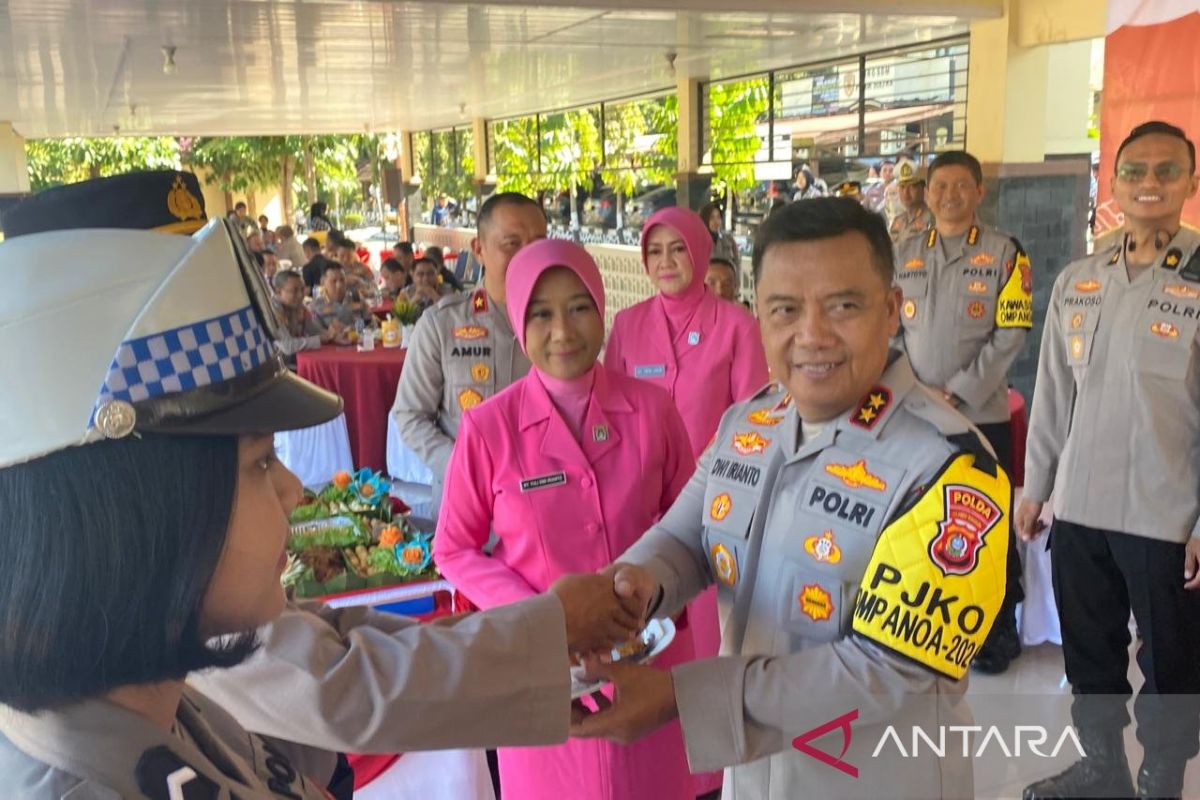 Kapolda minta personel lebih profesional di peringatan HUT ke-28 Polda Sultra