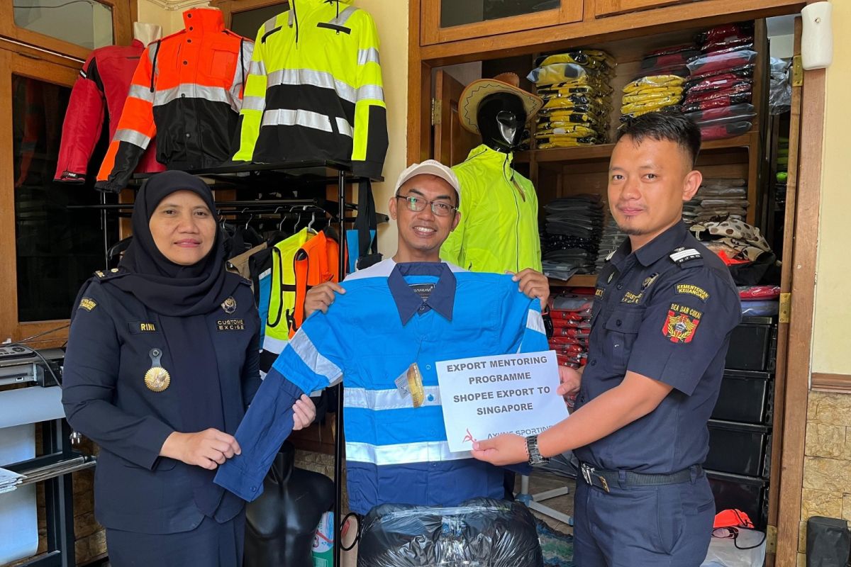 Safety Jacket dari Kota Bunga Laris di Negeri Singa