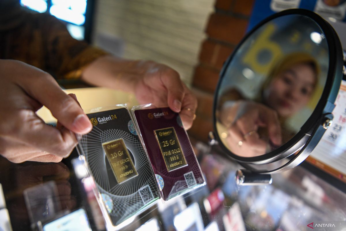 Harga emas Antam hari ini turun Rp8.000 per gram