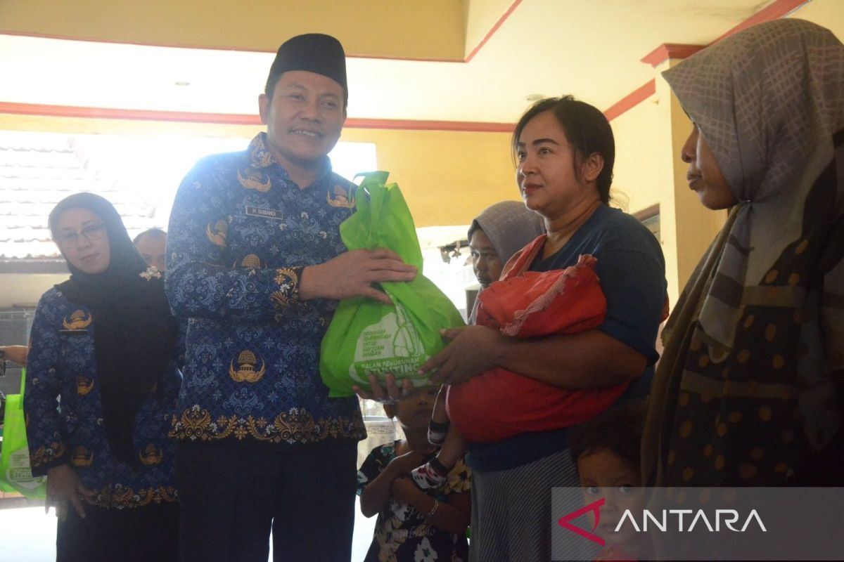 Pemkab Sidoarjo Jatim serahkan bantuan pangan kepada 1.384 KRS