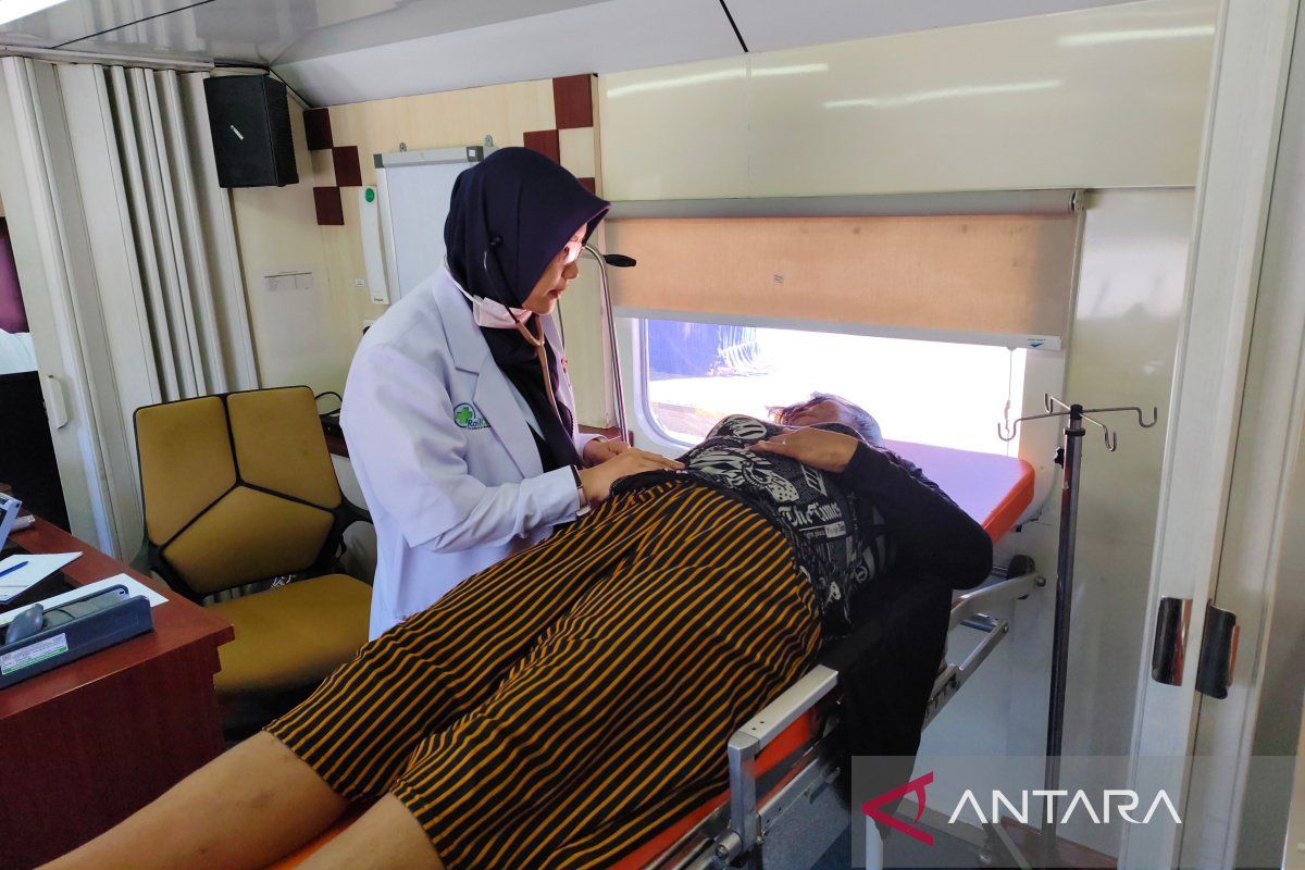 Ratusan warga Solo manfaatkan pelayanan Rail Clinic KAI di Stasiun Solo Kota