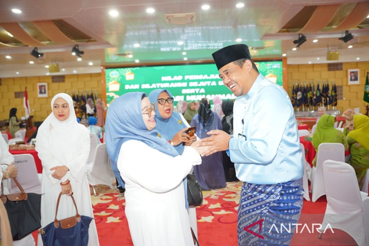 Bobby  hadiri pengajian silaturahmi Sejuta Umat, ibu-ibu heboh minta foto bareng