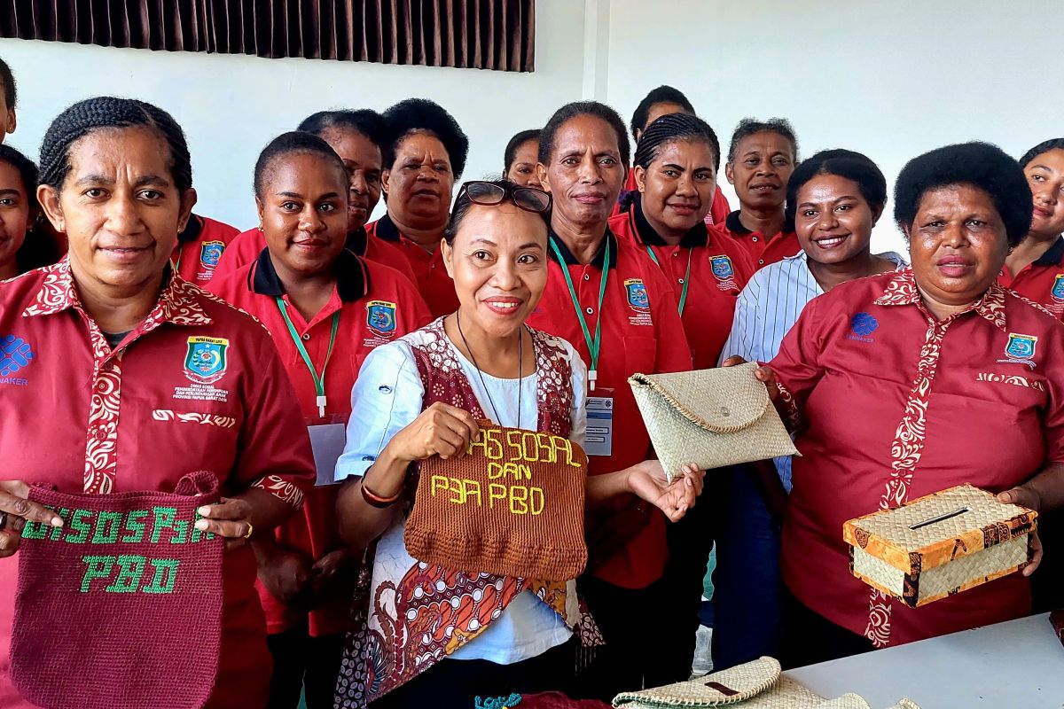 Mama Papua di Sorong manfaatkan hasil alam ciptakan tas tangan