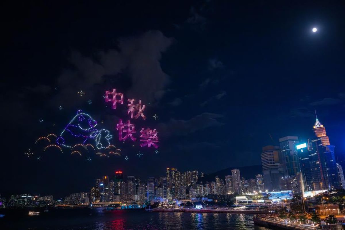 Lampion terangi malam perayaan Festival Musim Gugur di Hong Kong