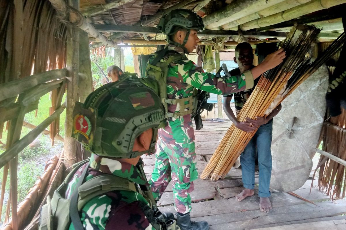 Satgas Yonif 503 kunjungi perajin senjata tradisional di Kenyam, Nduga