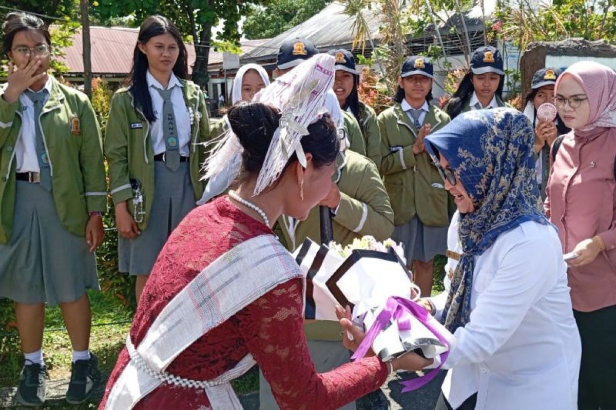 Advetorial - Seru asyik Wali Kota Pematangsiantar dengan pelajar di momen bagi KTP Elektronik