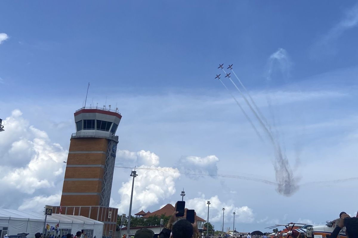 Tim Jupiter TNI AU pukau pengunjung Bali International Airshow