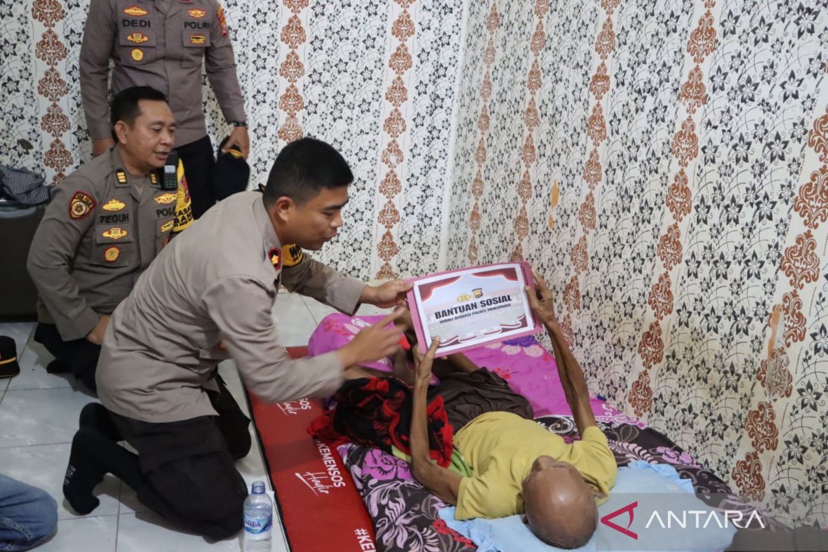 Polres Mukomuko bantu lansia yang hidup sebatang kara dan sakit