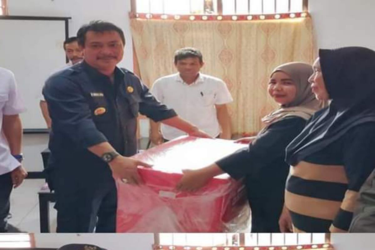 Pemkab Tolitoli berikan bantuan 100 cool box untuk nelayan di Baolan