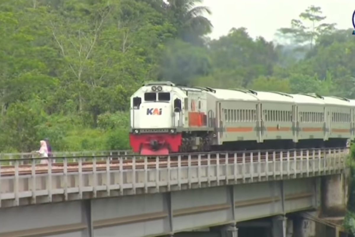 KAI: Perjalanan 11 kereta sempat terganggu akibat gempa di Bandung