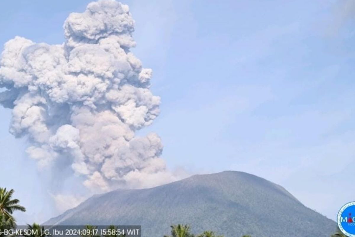 Gunung Ibu  keluarkan lagi abu setinggi 1,5 kilometer