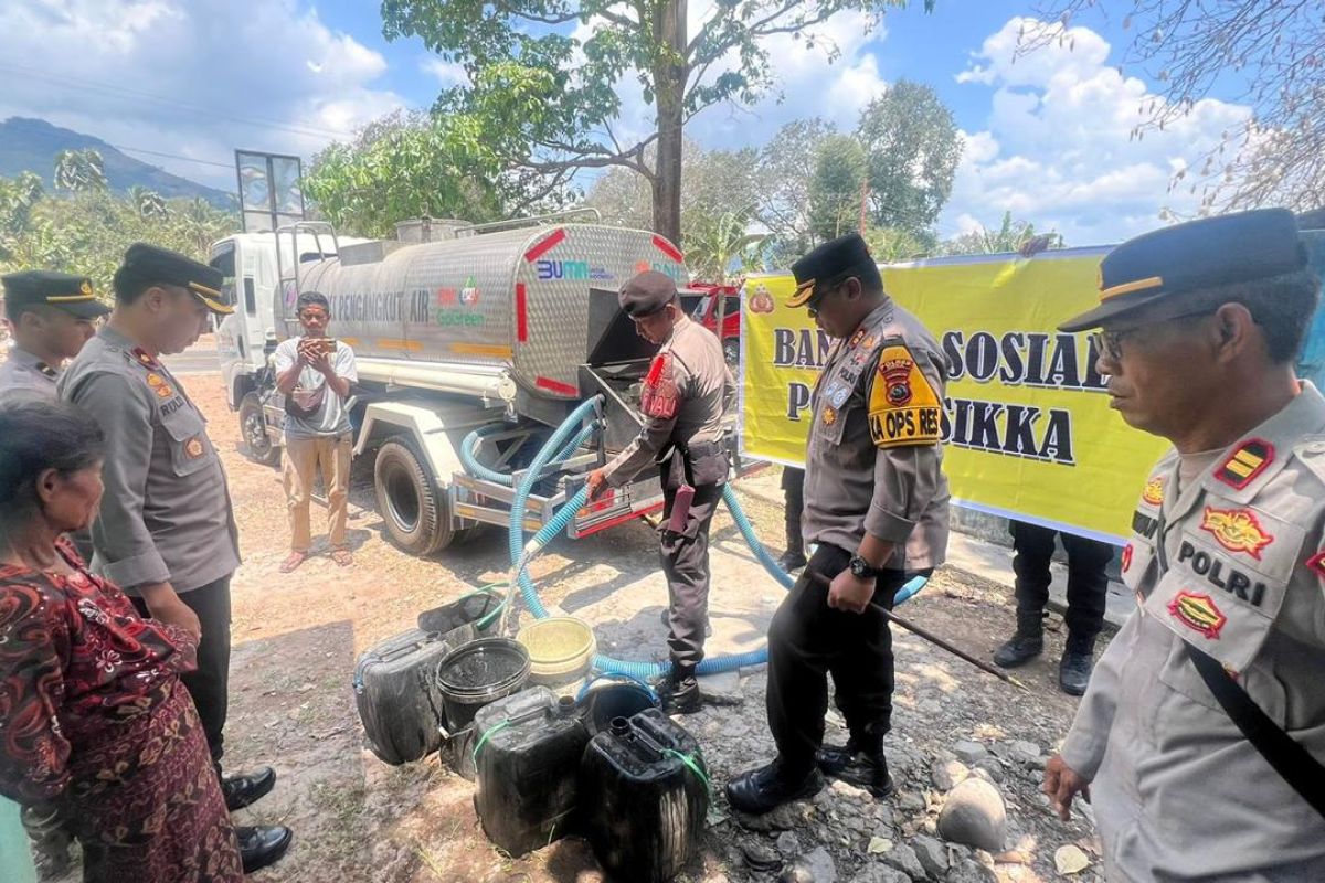 Polres Sikka distribusikan 20.000 liter air bersih kepada warga