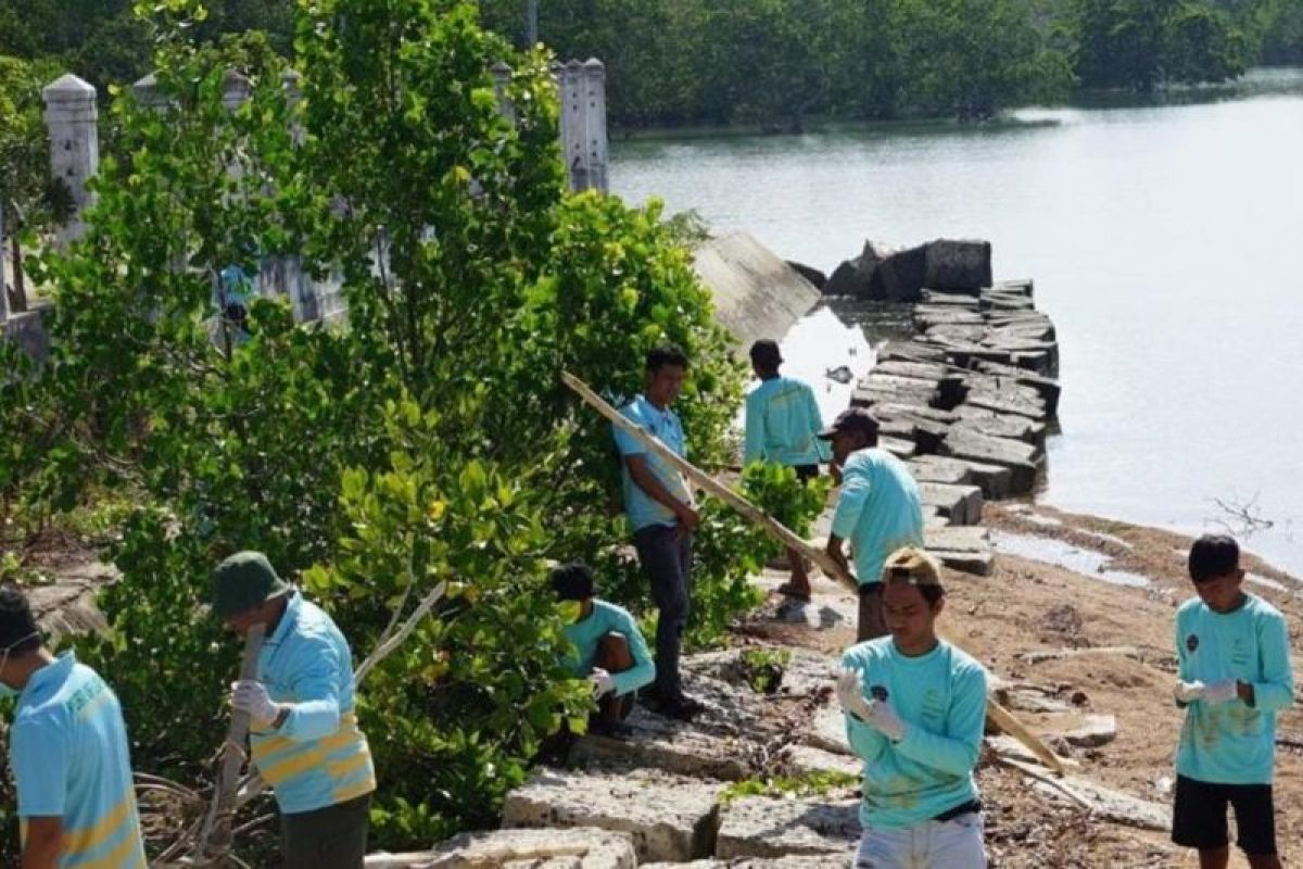 KUPP Lapuko bersih pantai dalam rangka Harhubnas 2024