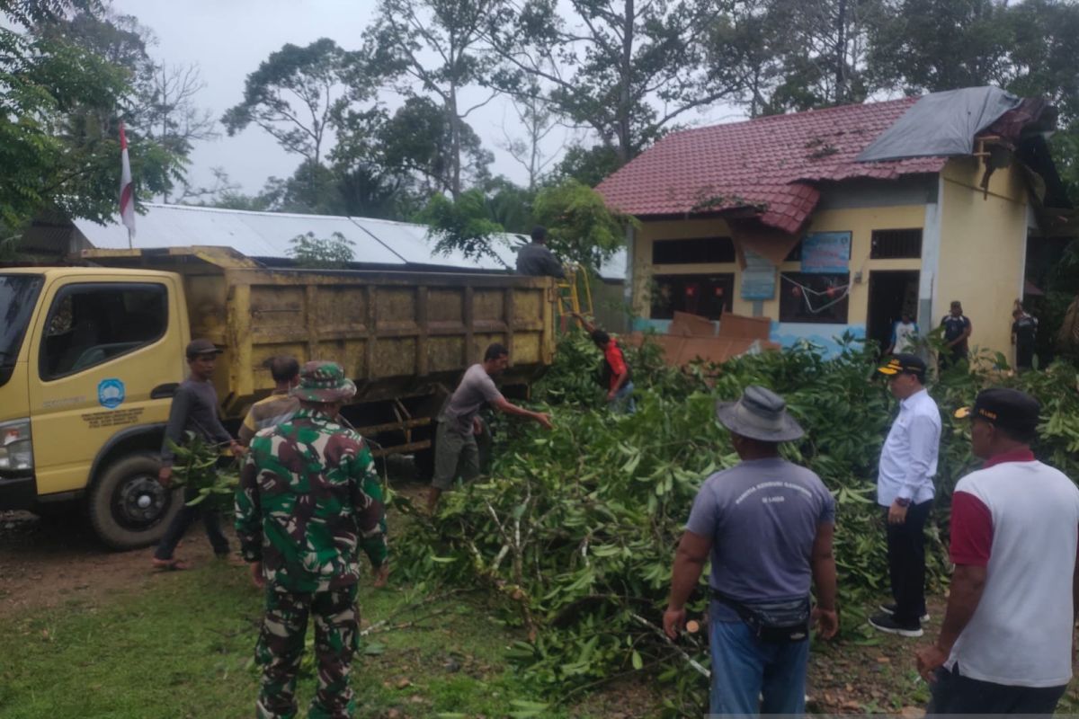 Pj bupati gerak cepat tanggulangi pohon tumbang menimpa PAUD di Abdya