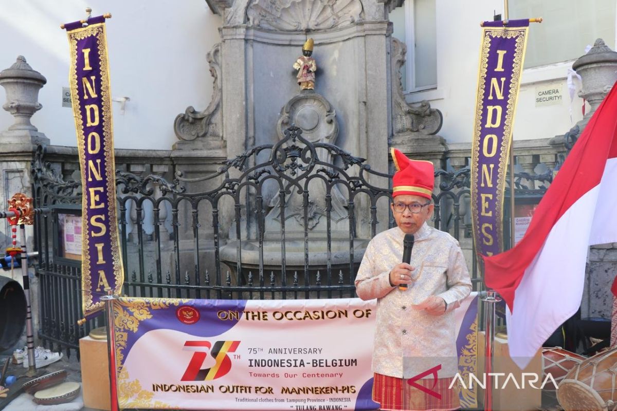 Baju adat Lampung menghiasi patung ikon Belgia Mannekan Pis