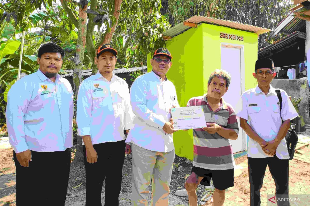 Baznas Kabupaten Bekasi serahkan bantuan perbaikan rumah dan toilet ke warga Karangsatu