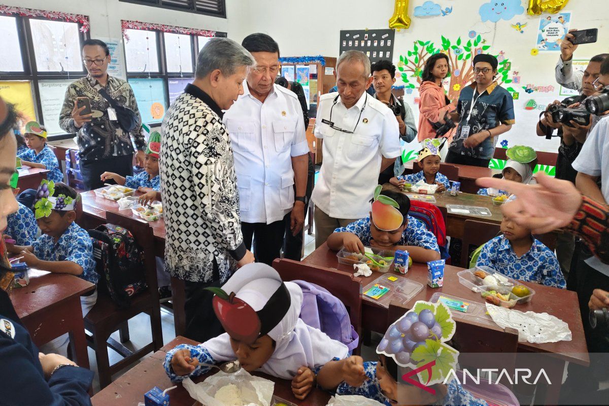 Wiranto tinjau uji coba makan bergizi gratis di Solo