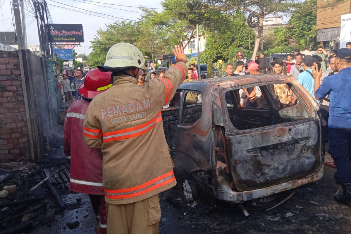 Damkar Kota Jambi padamkan api hanguskan satu unit mobil