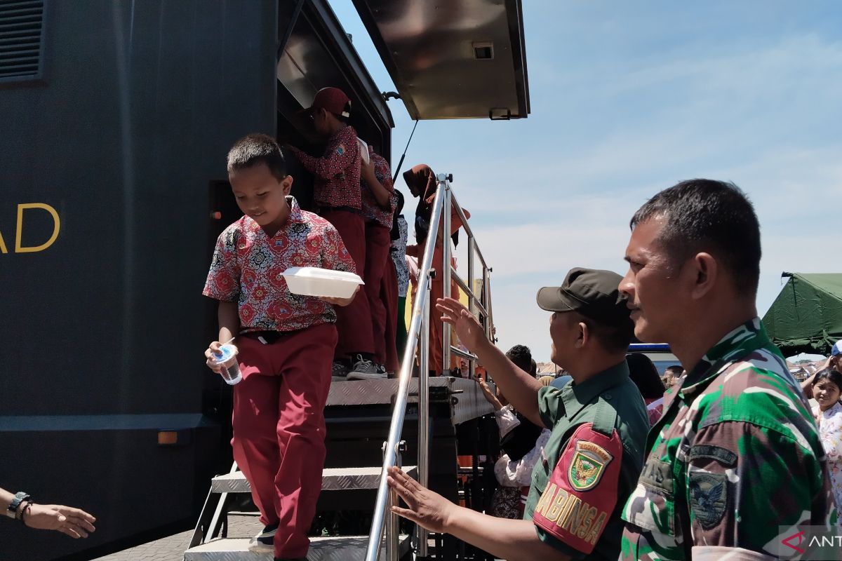 Bagikan 550 porsi makan bergizi ke siswa, TNI di Palembang peroleh doa kelancaran tugas