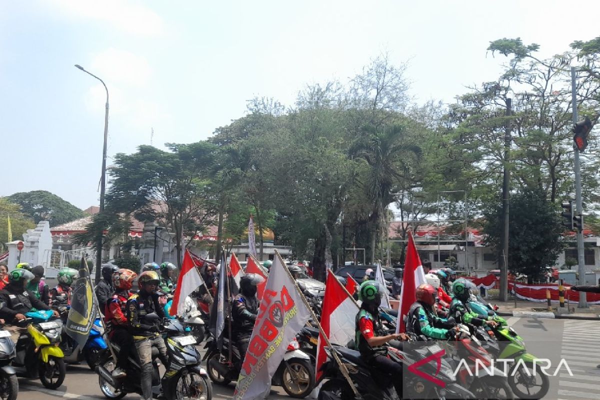 Pengemudi ojol di Banten unjuk rasa tuntut penyesuaian tarif