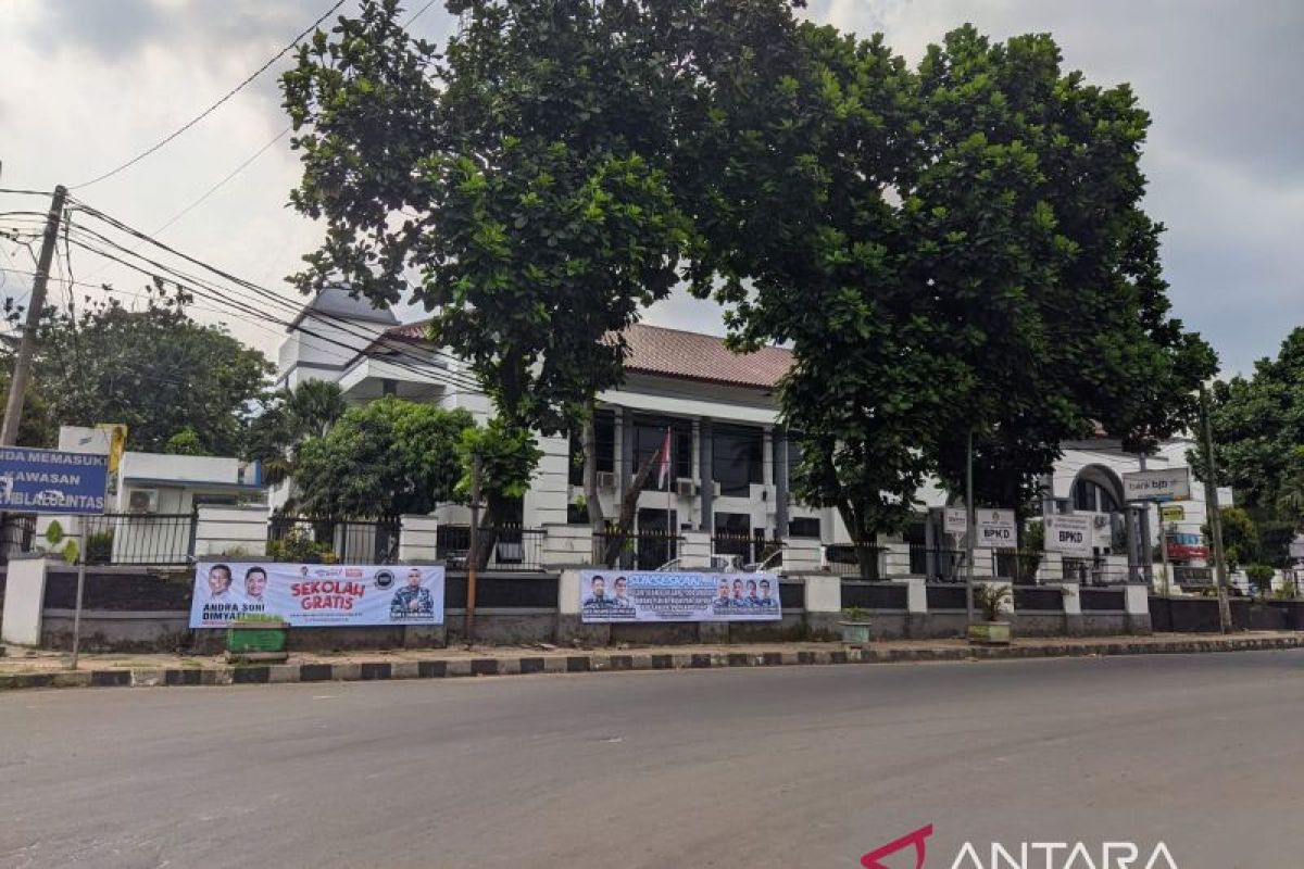 Pagar kantor BPKD Pandeglang dipasangi spanduk bacalon gubernur