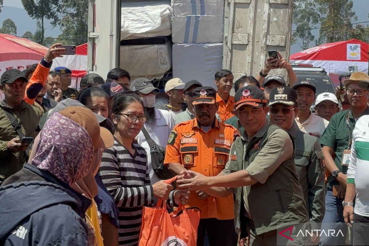 Kepala BNPB tinjau lokasi pengungsian gempa bumi di Kabupaten Bandung