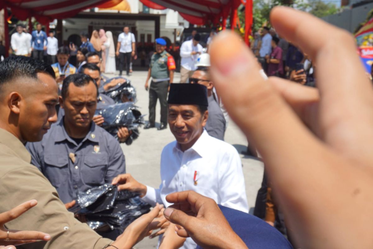 President Jokowi meets young clerics, hands out aid in Yogyakarta