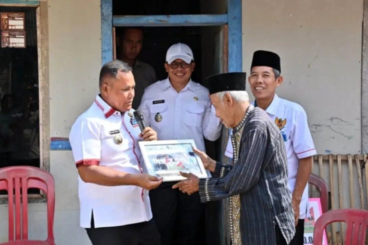 Pemkab dan Baznas Lampung Selatan serahkan bantuan bedah rumah warga