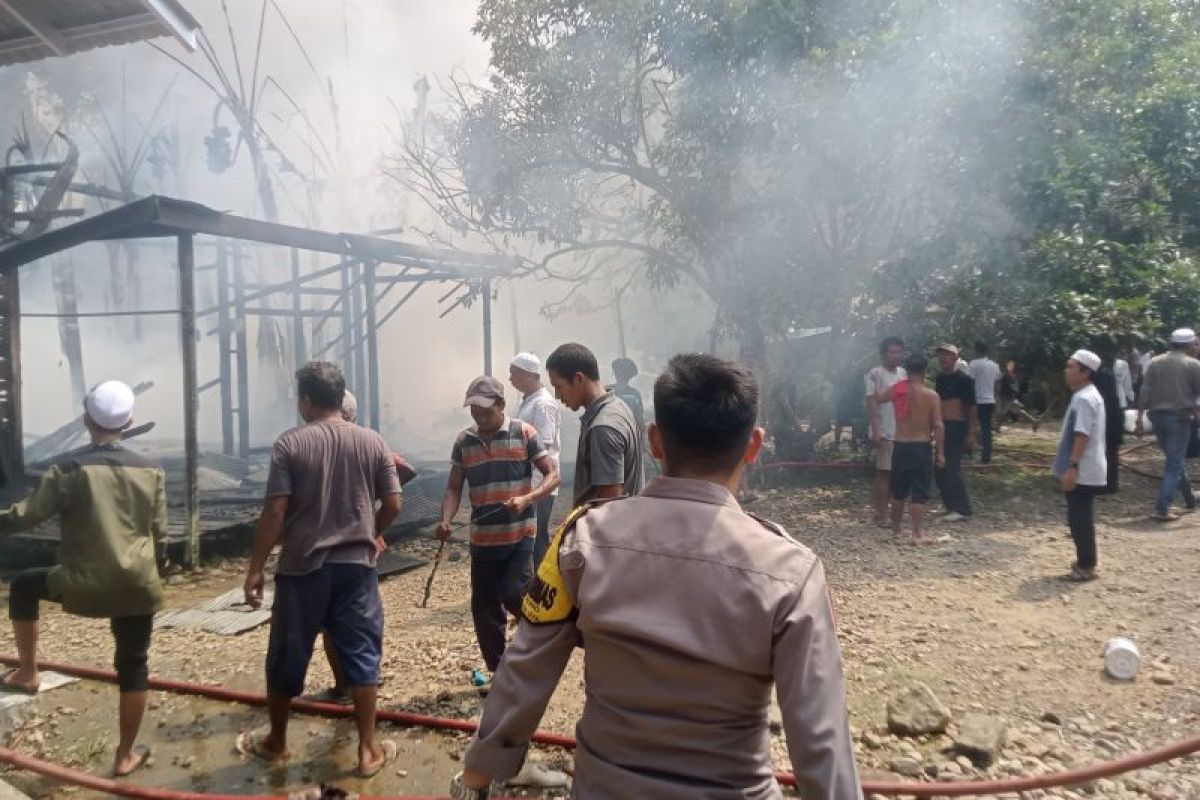 Dua rumah di Desa Lumbang Tabalong ludes terbakar