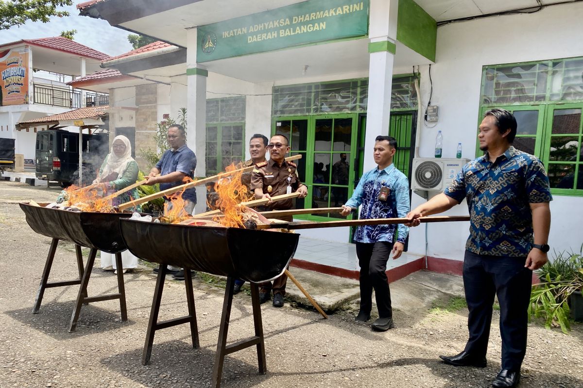 Kejari Balangan musnahkan 10,57 gram sabu dan ribuan obat terlarang