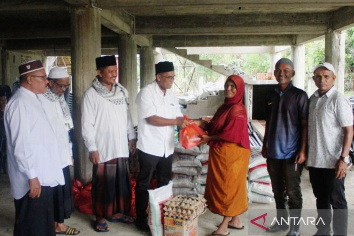 Sulaiman Tole-Abdul Hamid Santuni Ratusan Korban Angin Kencang di Aceh Timur