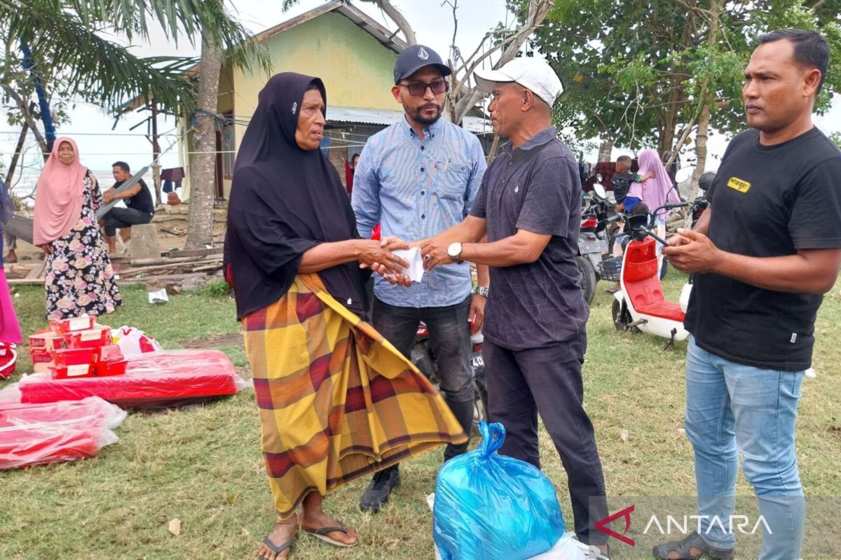 Sulaiman Tole-Abdul Hamid serahkan bantuan untuk korban abrasi di Aceh Timur