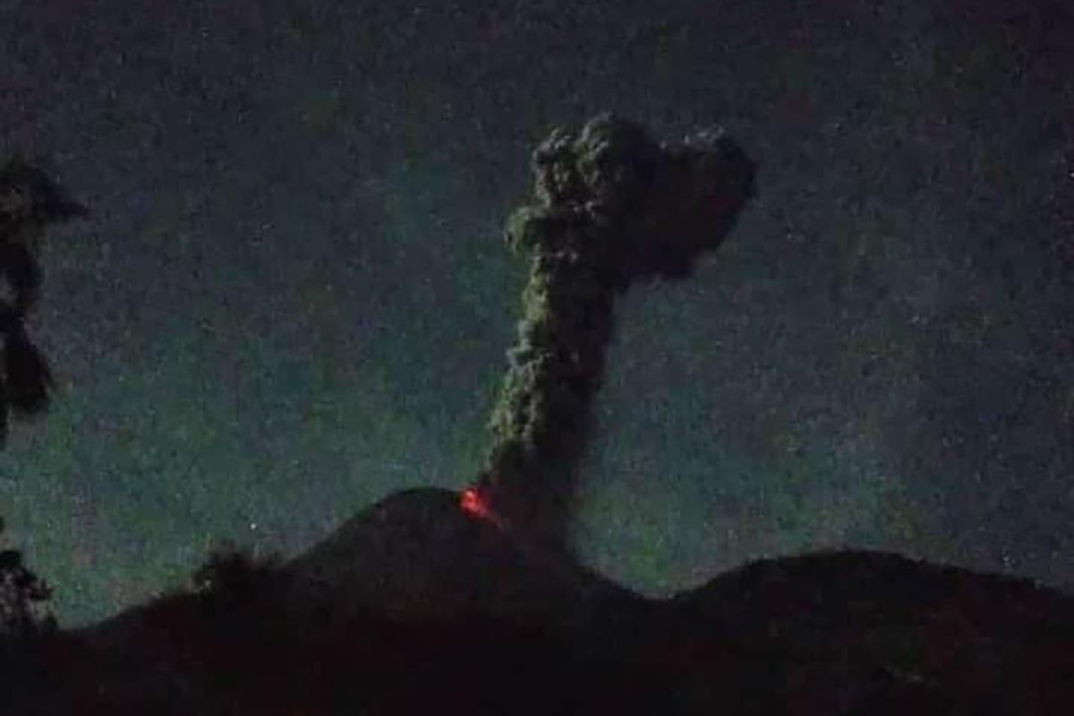 Gunung Lewotobi Laki-laki erupsi setinggi 1.200 meter