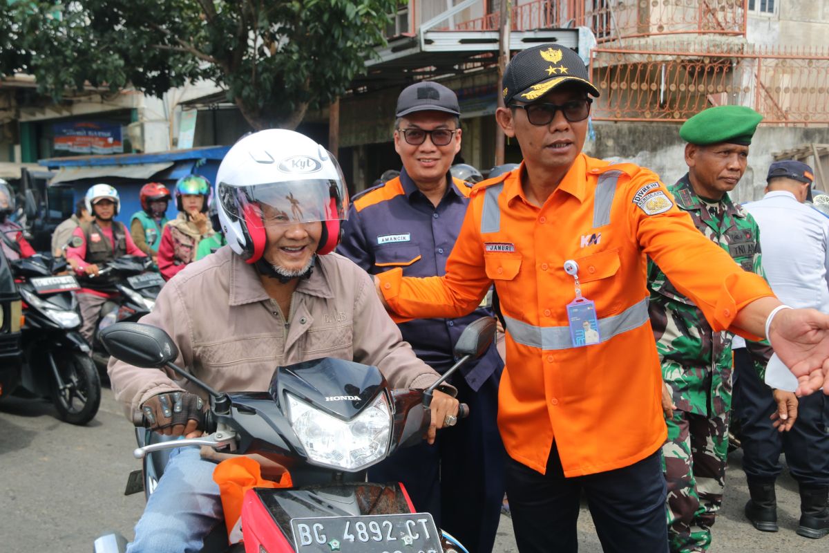 KAI kampanyekan disiplin berlalu  lintas di perlintasan sebidang