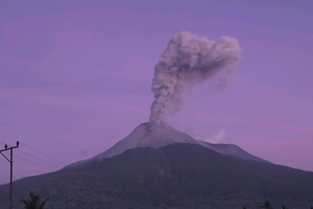 Gunung Lewotobi Laki-Laki di Flores kembali erupsi setinggi 700 meter