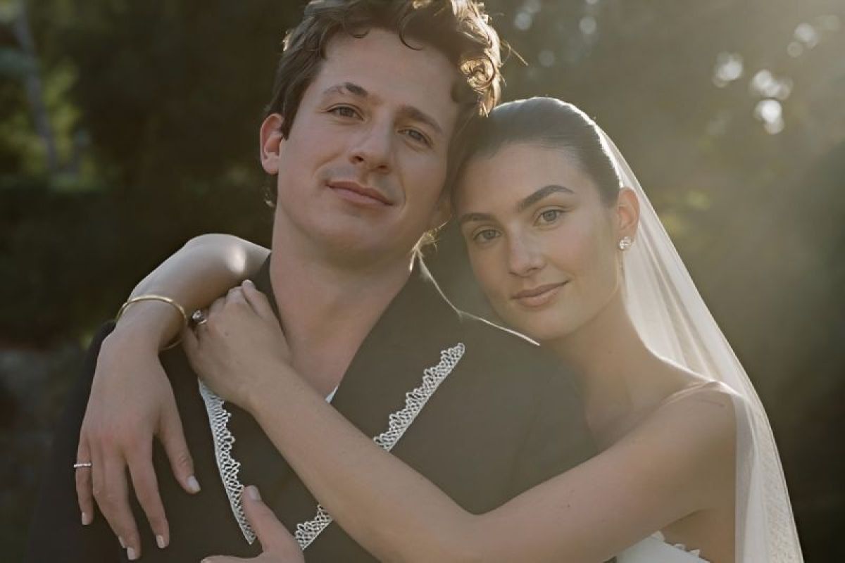 Cerita di balik pernikahan penyanyi Charlie Puth dengan Brooke Sansone