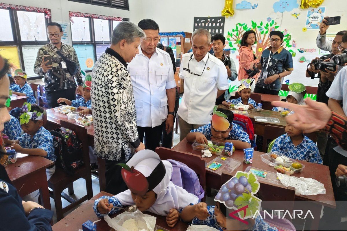 Wiranto tinjau langsung uji coba makan bergizi gratis di Solo