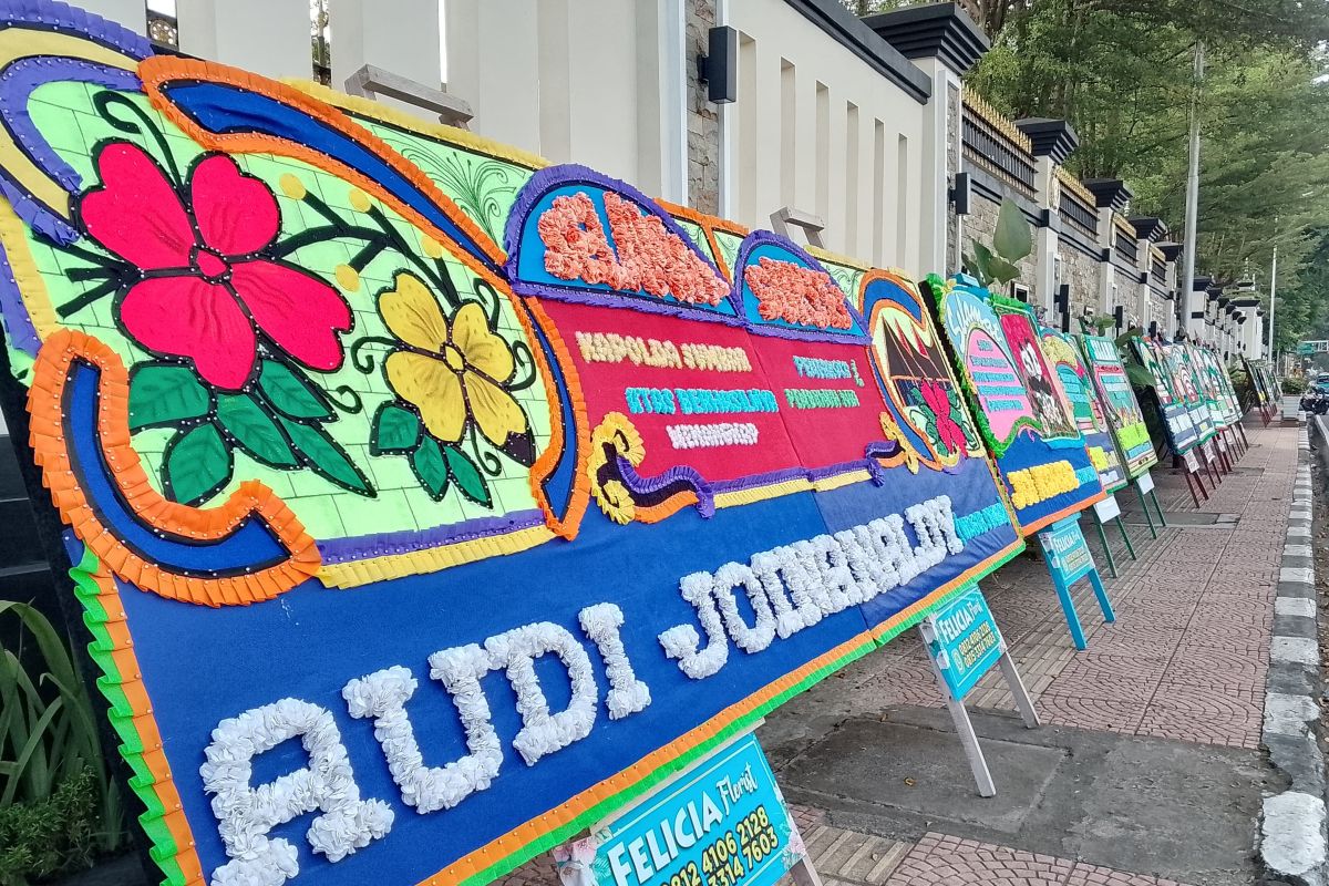 Pembunuh gadis penjual gorengan di Padang Pariaman tertangkap, karangan bunga untuk polisi