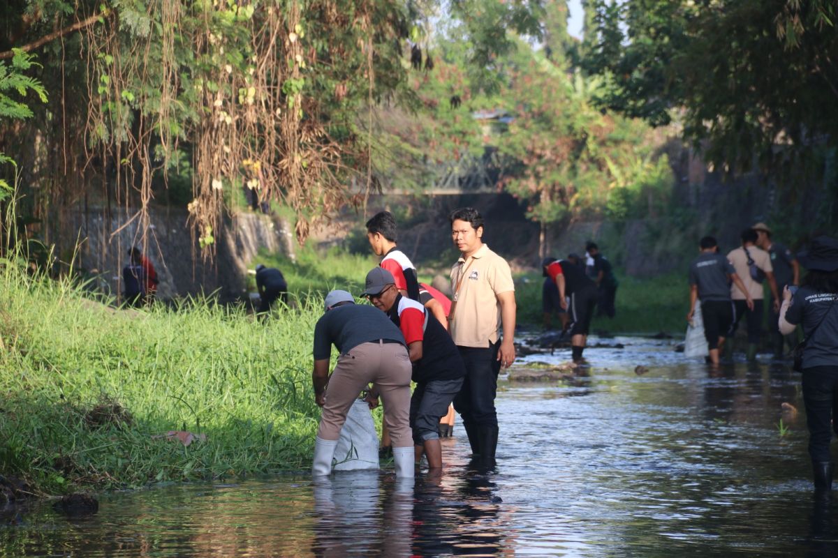 Masyarakat Buleleng bersihkan sungai peringati hari bersih-bersih sedunia