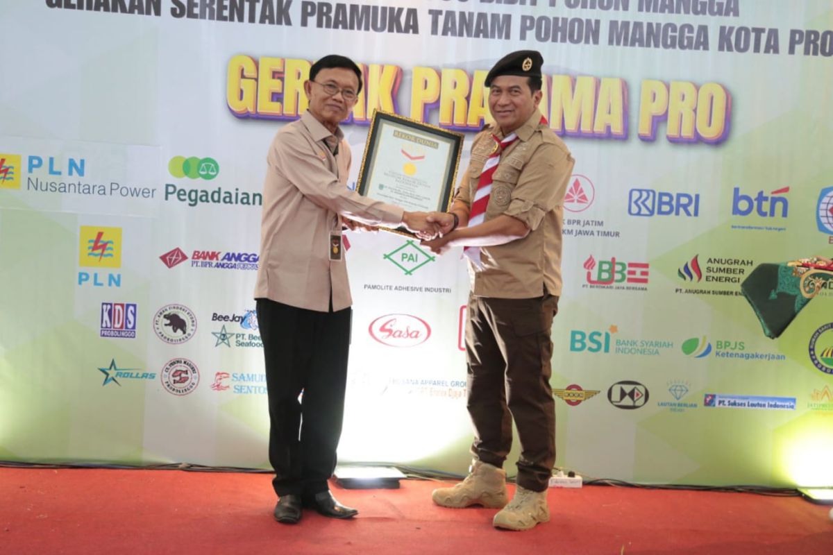 Pramuka tanam 20.000 bibit mangga di Kota Probolinggo pecahkan MURI