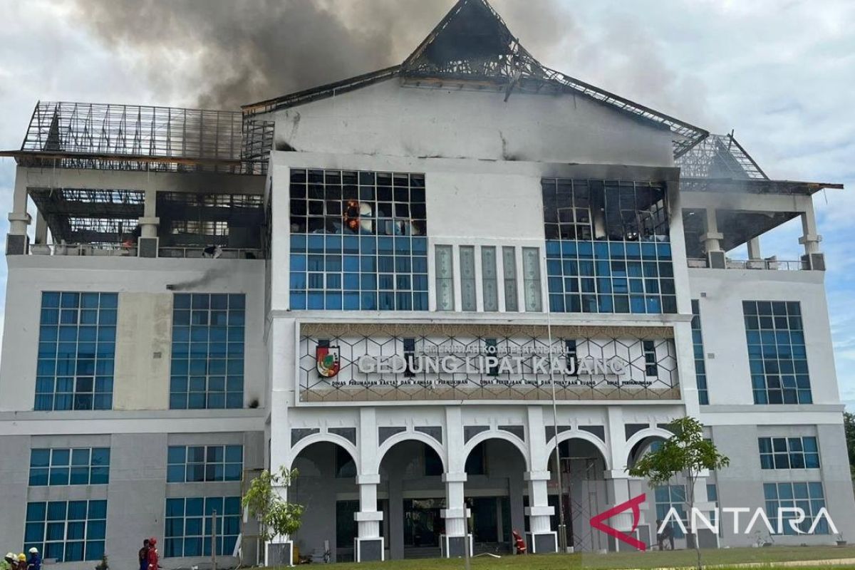 Kantor Dishub Pekanbaru dilahap api