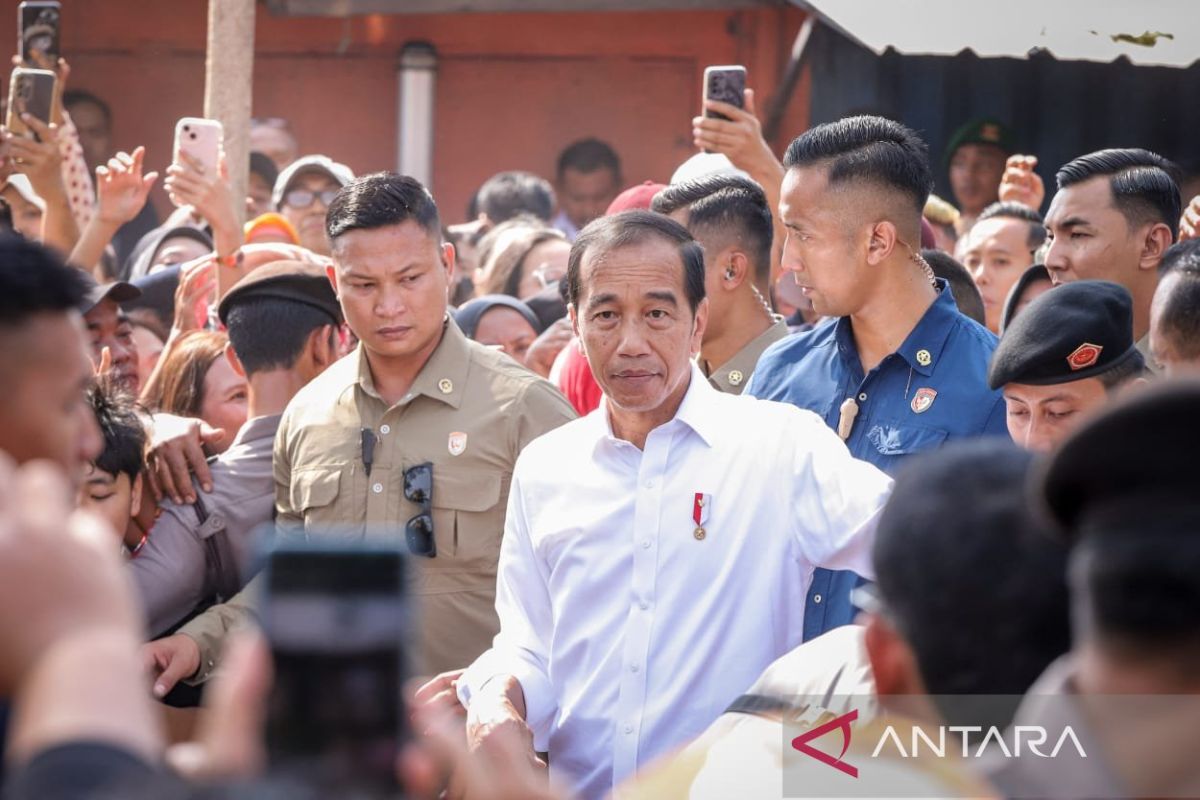 Blusukan ke Pasar Dukuh Kupang Surabaya, Jokowi : Saya lihat baik semuanya