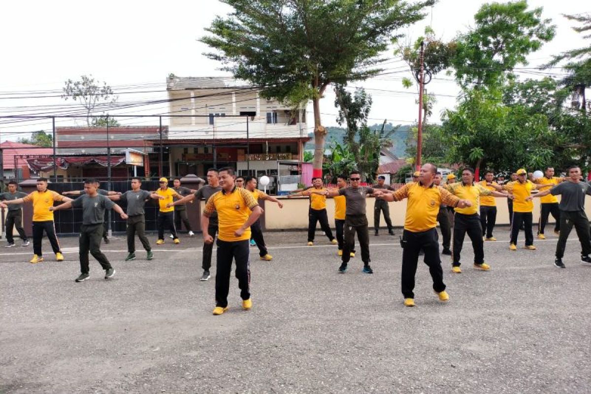 Polres Kolaka pererat sinergitas dengan TNI lewat senam bersama