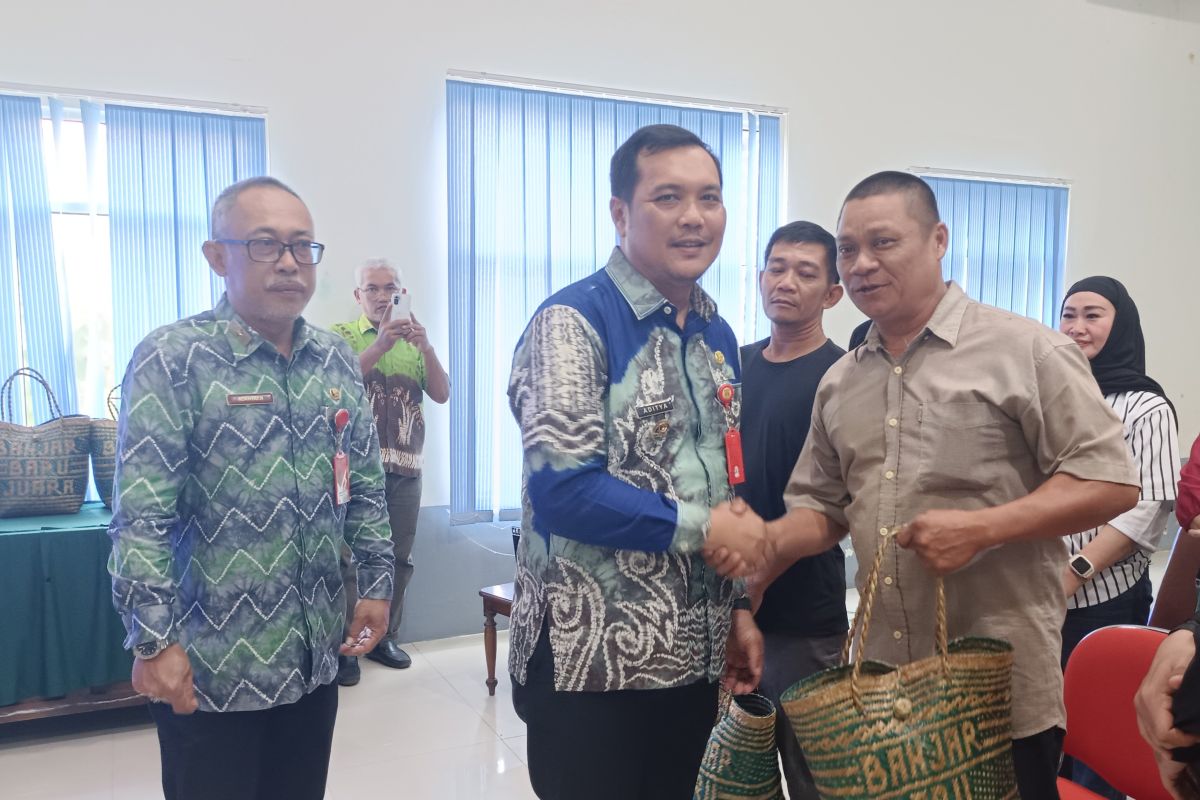 Wali Kota Aditya serahkan 500 paket sembako kepada warga