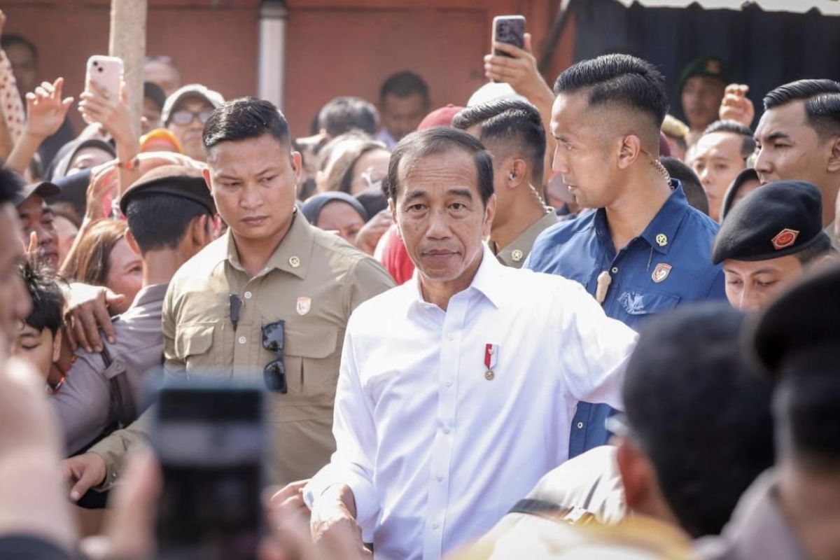 Presiden Jokowi blusukan ke Pasar Dukuh Kupang melihat baik semuanya