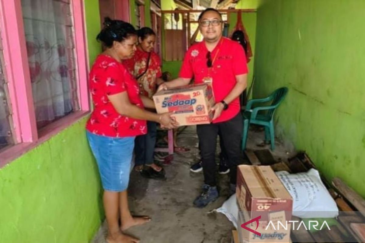 Pemerintah Manokwari berikan bantuan kepada korban puting beliung