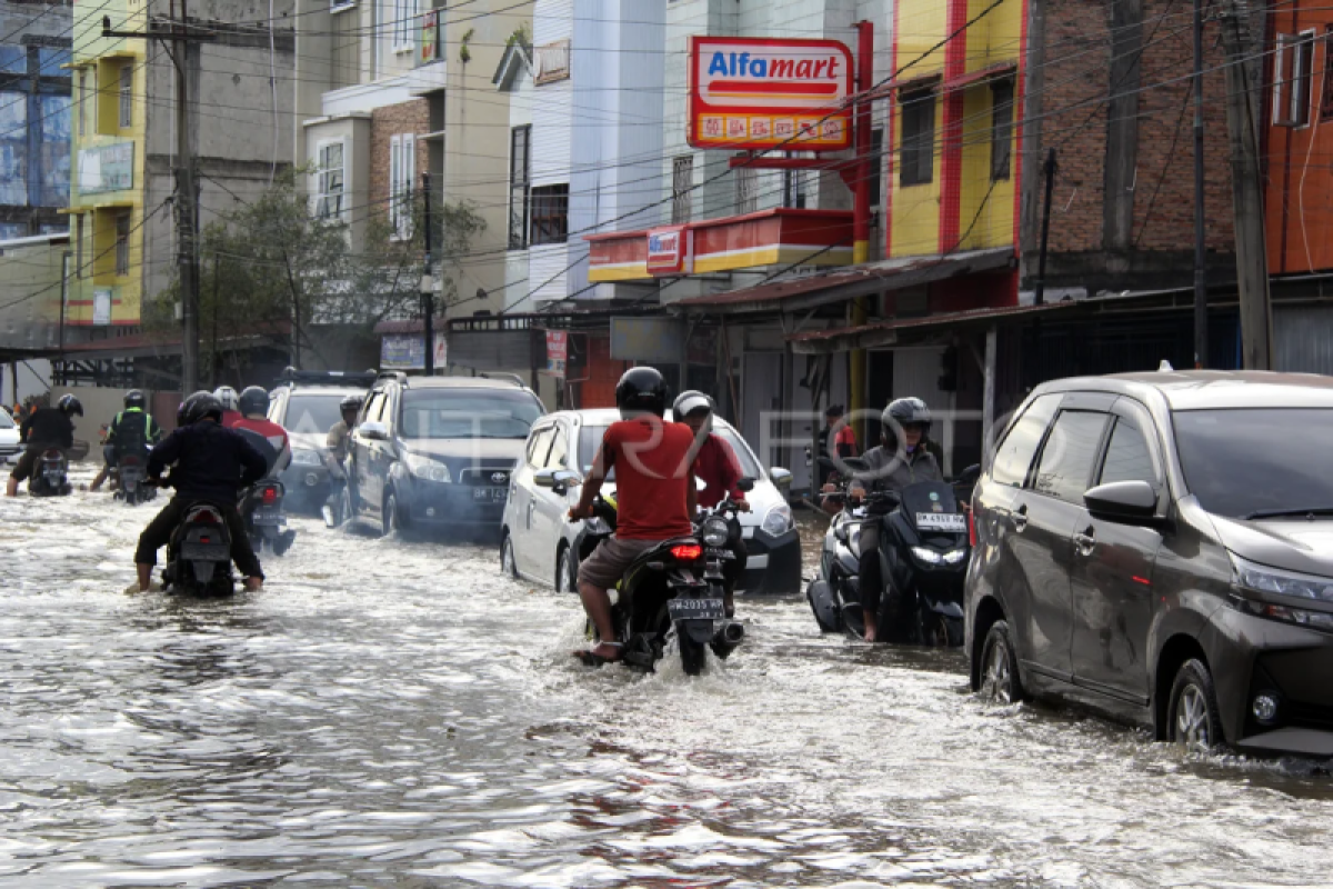 Dumai dilanda banjir akibat puncak pasang air laut - ANTA…