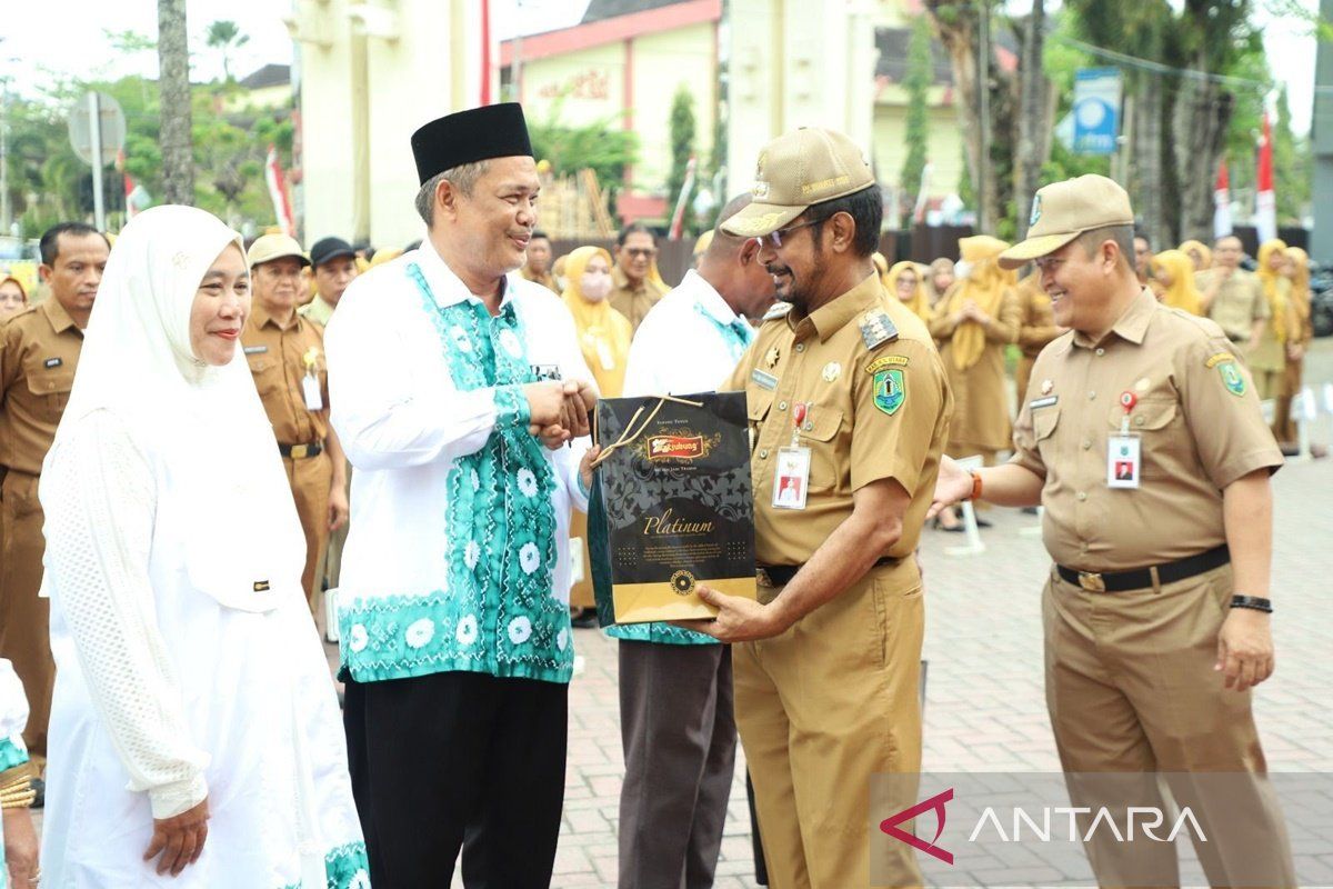 Pj Bupati HSU lepas enam warga penerima hadiah umroh gratis dari Gubernur Kalsel