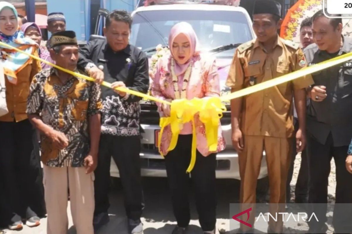 Pemkab Musi Rawas berikan bantuan mobil ambulans dan seragam sekolah